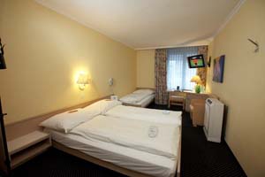 Standard triple with private facilities (bath)
