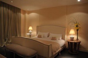 Superior double with city view, king bed, private facilities (bath and shower), and breakfast