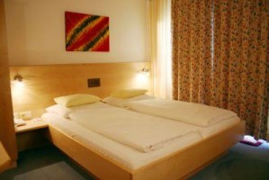 Classic double with private facilities (bath and shower), and breakfast