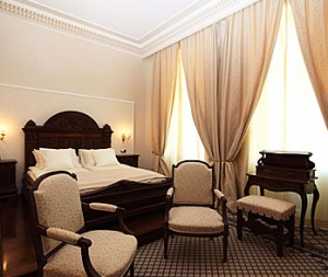 3 person junior 2 room suite and 1 child with city view, king bed, and private facilities (bath and shower)