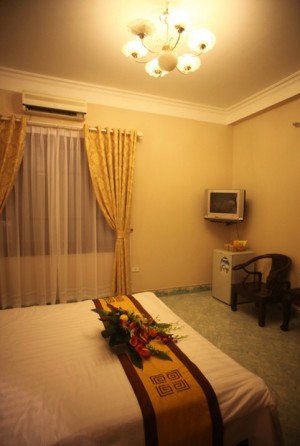 Standard single with garden view, garden, and private facilities (bath and shower)