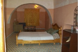 Standard single with river view, french bed, and private facilities