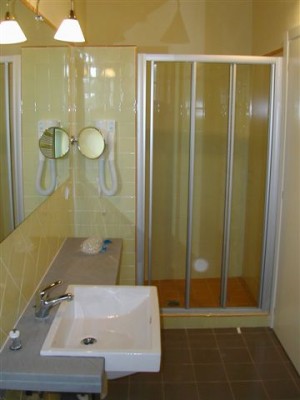Single with land view, and private facilities (bath and shower)