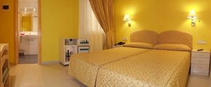 Standard twin with private facilities (bath)