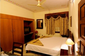Superior double with city view, balcony, and private facilities (bath and shower)