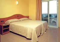 Standard double with sea view, balcony, private facilities (shower), and breakfast