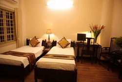 Deluxe twin with city view, french bed, and private facilities (bath and shower)