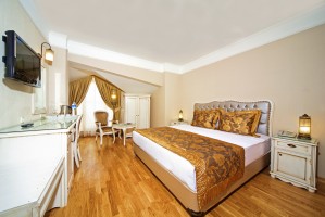 Standard single with city view, king bed, and private facilities (shower)