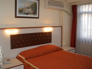 Standard single with city view, king bed, private facilities (bath and shower), and breakfast