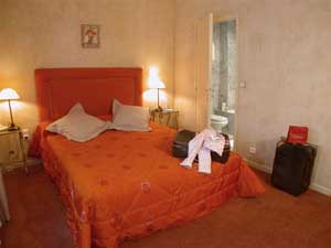 Superior single with city view, and private facilities (bath and shower)