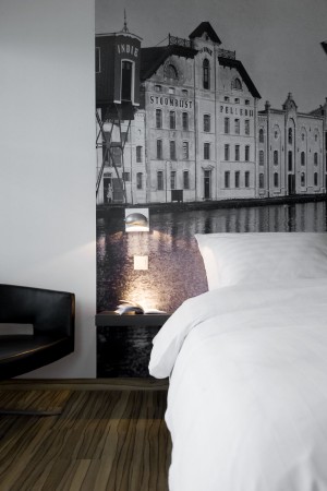 Superior double and 1 child with city view, king bed, and private facilities (bath and shower)
