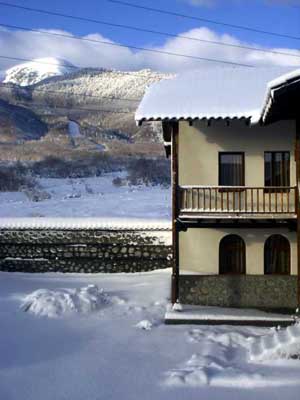 2 person deluxe 3 room apartment with mountain view, garden, an extra bed, private facilities (bath), and breakfast