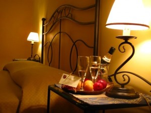 Standard single with city view, private facilities (bath and shower), and breakfast