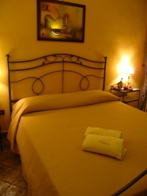 Comfort double or twin with city view, private facilities (bath and shower), and breakfast