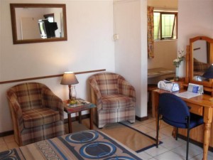 Superior double with sea view, queen bed, and private facilities (bath and shower)