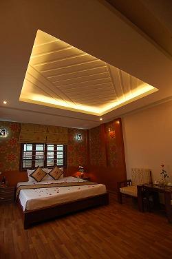 Business double with city view, balcony, an extra bed, private facilities (bath and shower), and breakfast