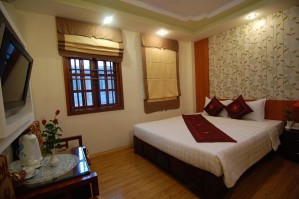 Superior 1 room single with french bed, private facilities (bath and shower), and breakfast