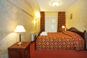Comfort single with city view, queen bed, private facilities (bath and shower), and breakfast
