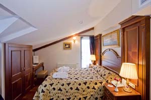 2 person junior suite with queen bed, and private facilities (bath and shower)