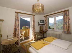 Basic double with mountain view, private facilities (shower), and breakfast