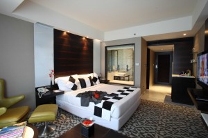 Executive double with city view, king bed, an extra bed, private facilities (bath and shower), and breakfast
