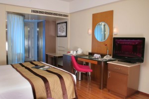 1 person comfort studio with city view, queen bed, private facilities (shower), and breakfast