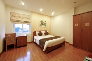 Junior single with panoramic view, king bed, and private facilities (bath and shower)