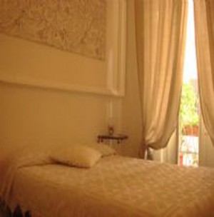 Superior single with panoramic view, french bed, private facilities (bath and shower), and breakfast